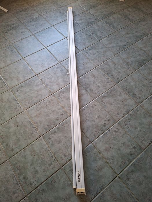 Retractable Projector Screen437757902806722561