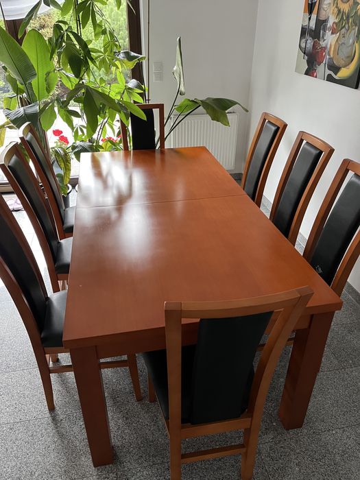 Duży stół z krzesłami do jadalni