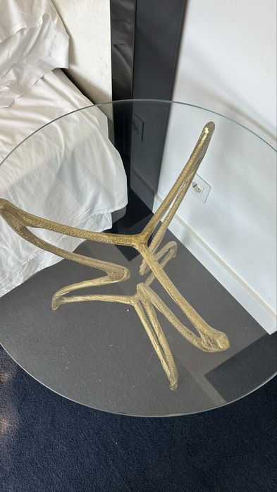 Mesa de Apoio Área Store – Base Dourada Escultural com Vidro