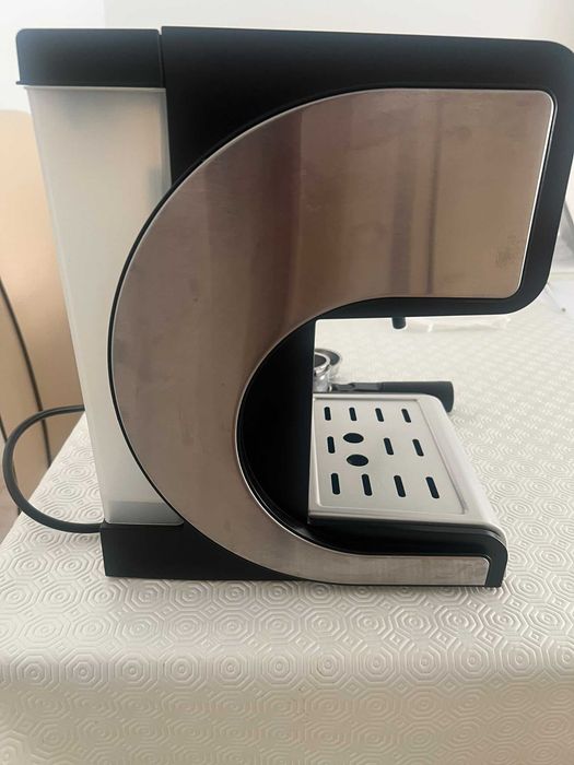 Máquina de Café Manual UFESA CE7141 (15 bar - Café moído e pastilhas)