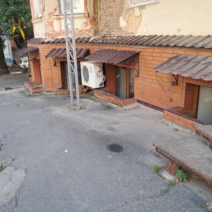 Центр,  біля стадіону. 140м2