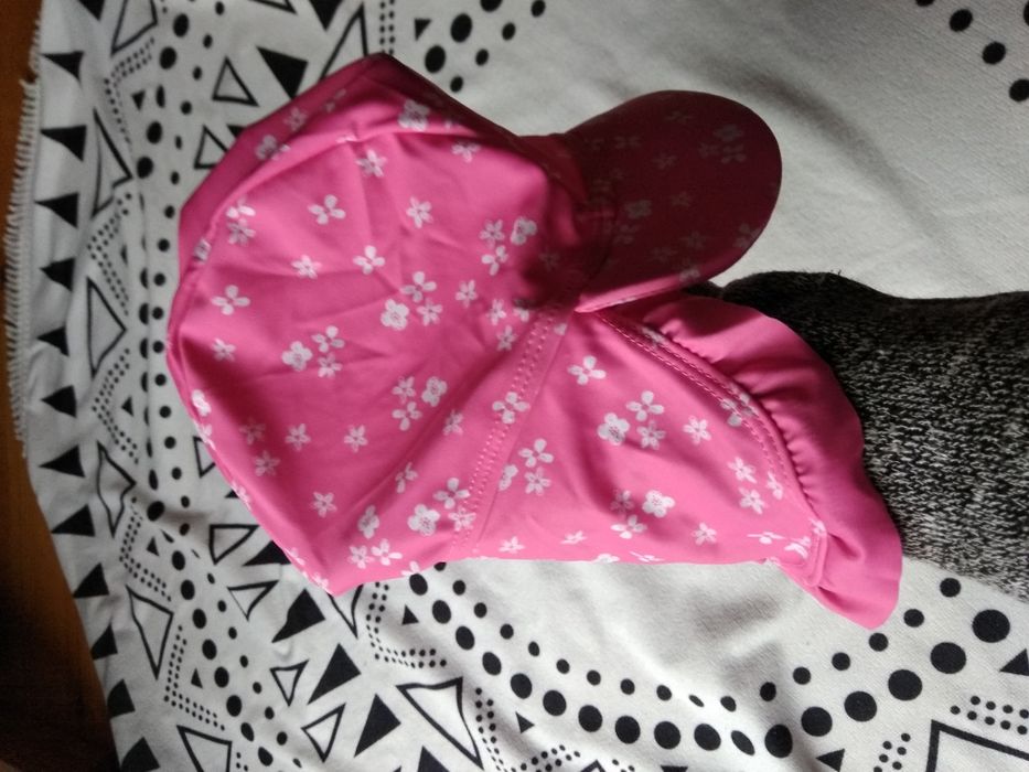 Czapka dziewczęca kwiaty z ochroną karku lato basen woda 80-86 George