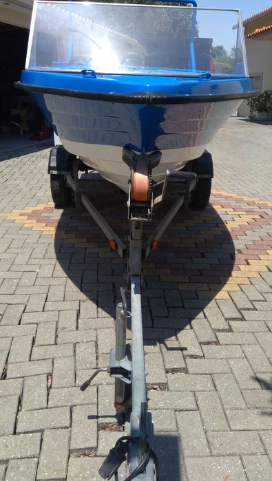 Barco com motor 25 CV 4 tempos.