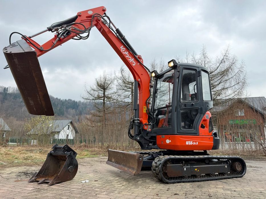 Kubota U35. koparka 3,7 tony. 2016 rok. 2000 mtg! Łyżka skarpowa Hydraulicznie uchylna. 3sekcje Hydrauliczne. zamki na tłokach. Jak nówka sztuka. Zadbana zero zużycia. Z gospodarstwa Norweskiego. Zmiana łyżek Hydrauliczna. LENHOFF. Zero luzów wycieków. Sz