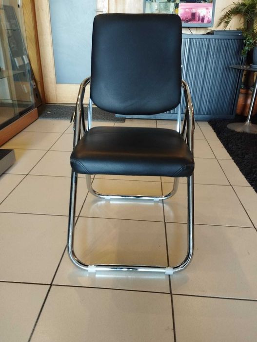 Cadeiras de pele pretas com estrutura cromada