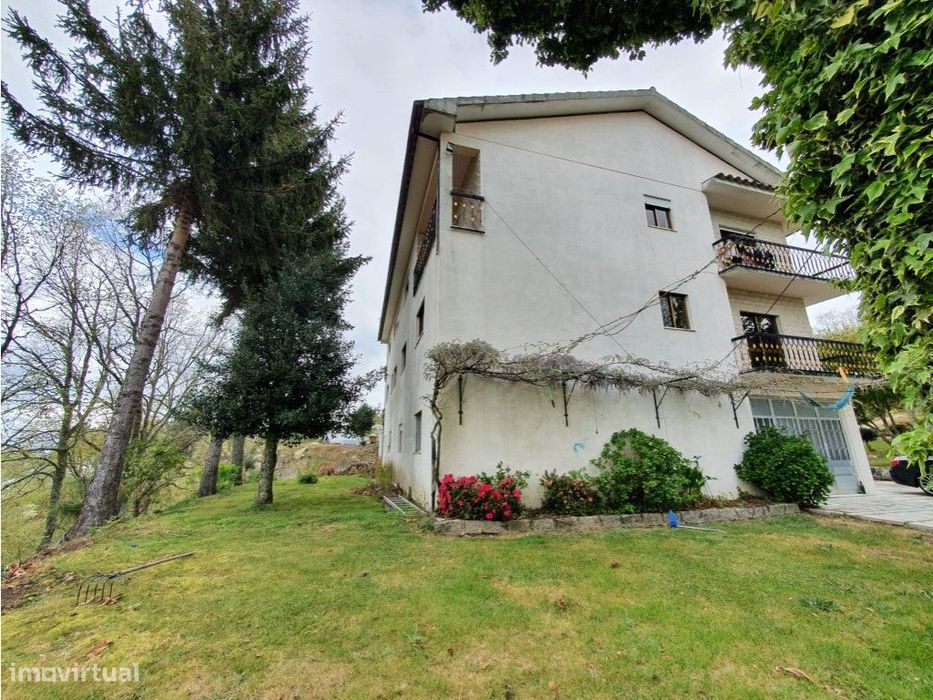 Moradia em Sernancelhe para investimento, com vistas sobre o campo