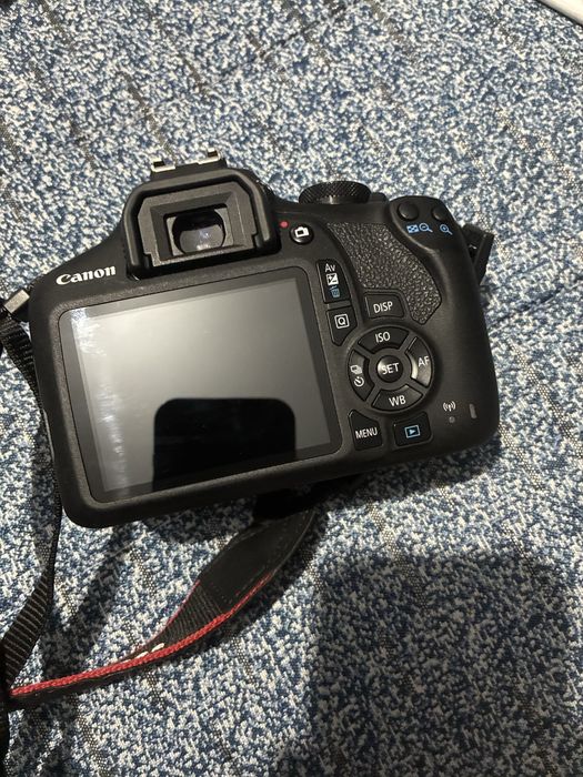 Canon 2000D com 2 lentes