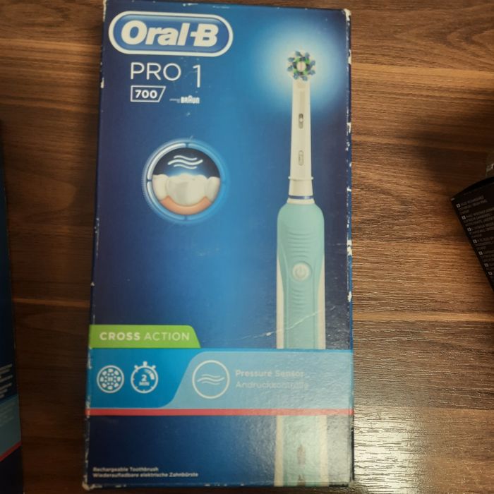 Електрична зубна щітка Oral b  pro 700