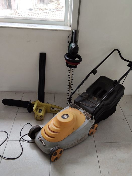 Máquina corta relva, mais aparador de cortar canos e cebes, mais moto serra, tudo elétrico.