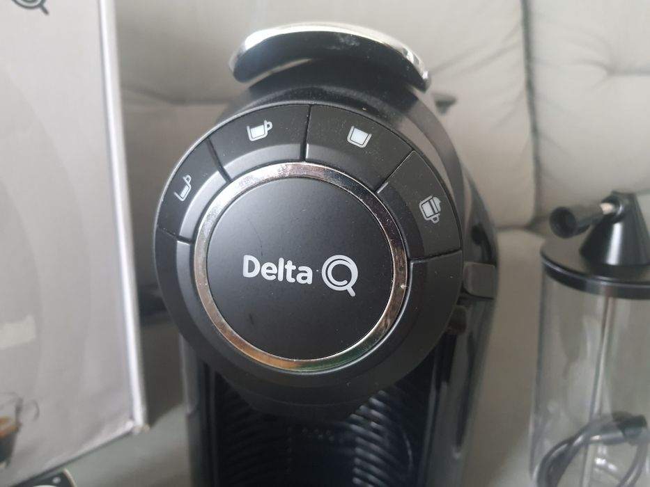 Ekspres do kawy ze spieniaczem Delta Q kapsułki