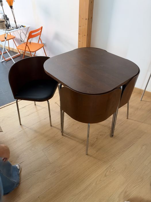Conjunto Mesa e cadeiras de encaixe