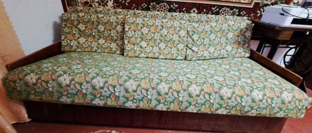 Диван у вітальню