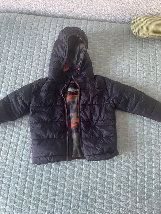 Roupas, sapatos, carrinhos e brinquedos