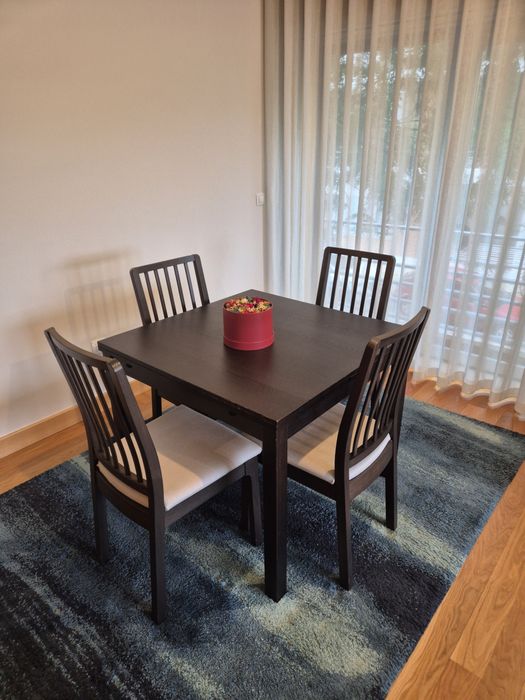 Mesa BJURSTA extensível + 4 cadeiras EKEDALEN
