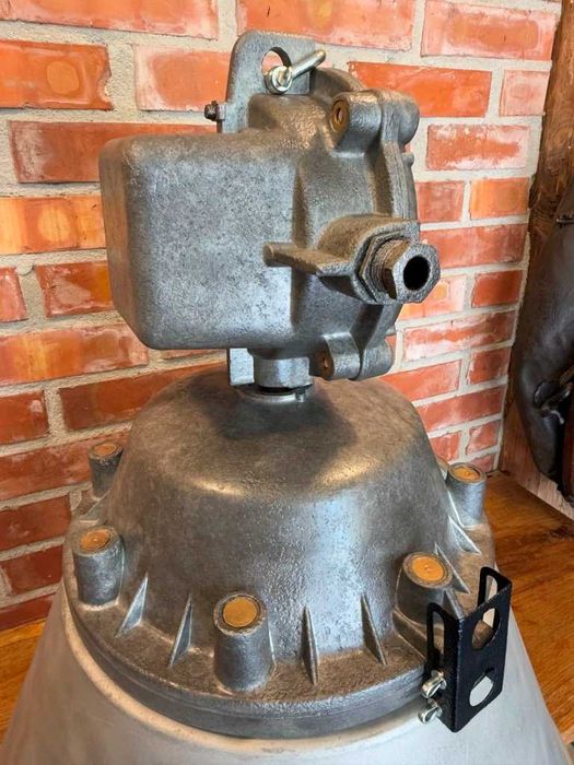 Lampa przemysłowa, wisząca 1975 rok, industrialna, antyk