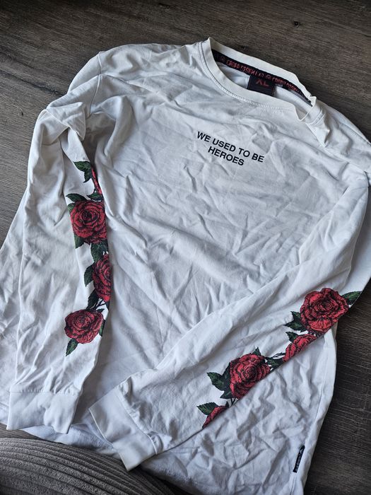 biała bluza z różami i wężem