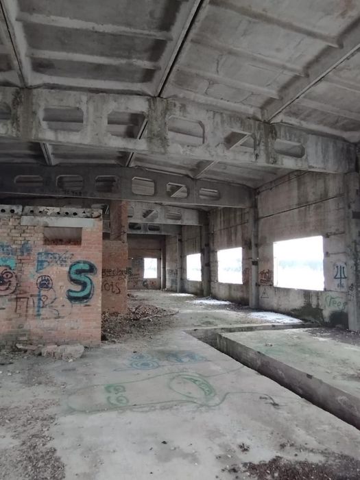 Продам капітальну будівлю  з великою територією!