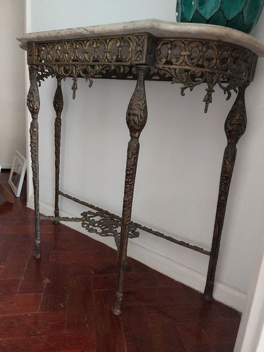 Mesinha em mármore