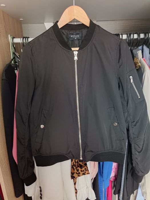 Mohito rozmiar 38 M czarna kurtka bomberka na wiosnę z napisami z tyłu