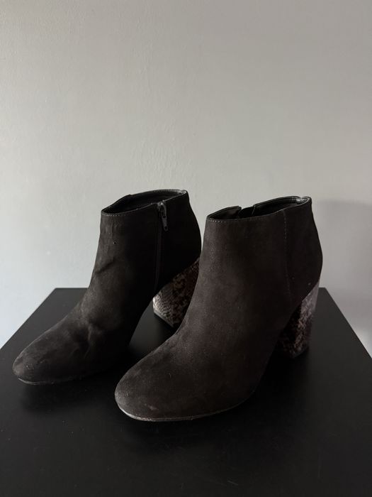 Buty na obcasie ze wzorem