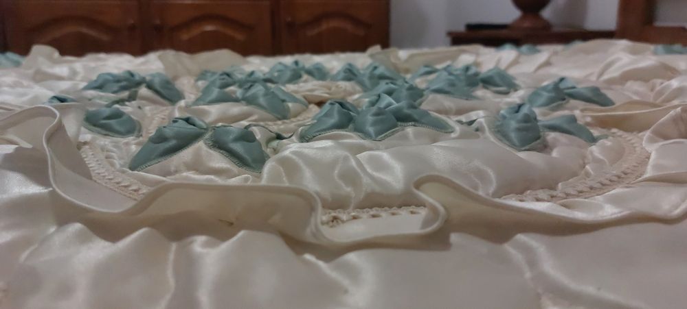 Colcha de Cetim acolchoada (edredon) com relevos e folheada