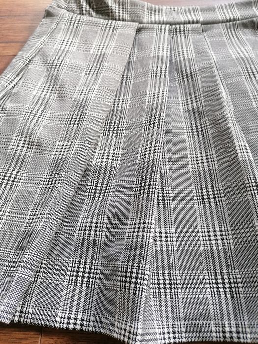 Rozm. ok S, Czarno - biała minispódniczka