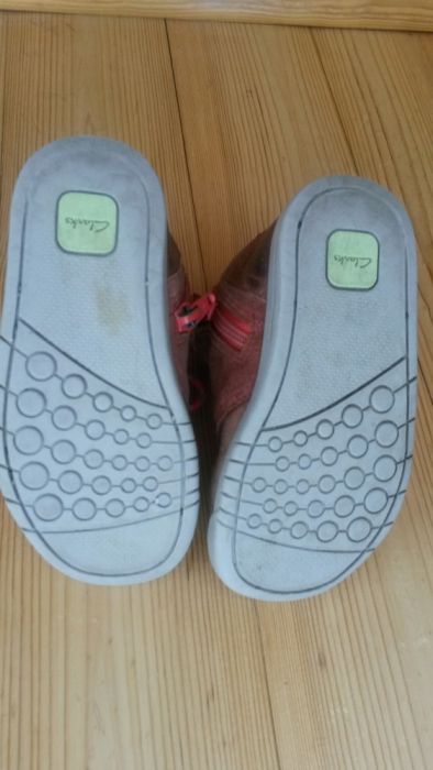 Продам осенние ботиночки ботинки clarks