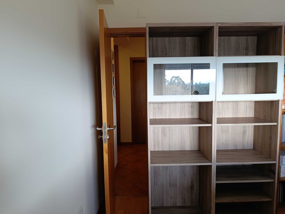 Estante ikea com portas de vidro