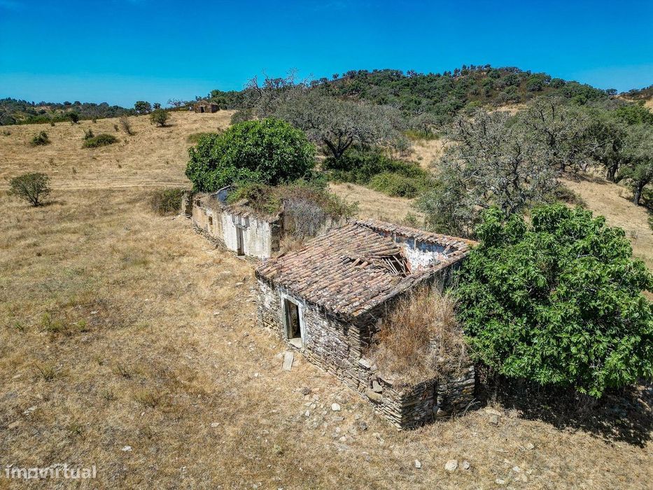 Herdade com 59,225 ha , 687m2 urbano, nascente de água, em Colos, Odem