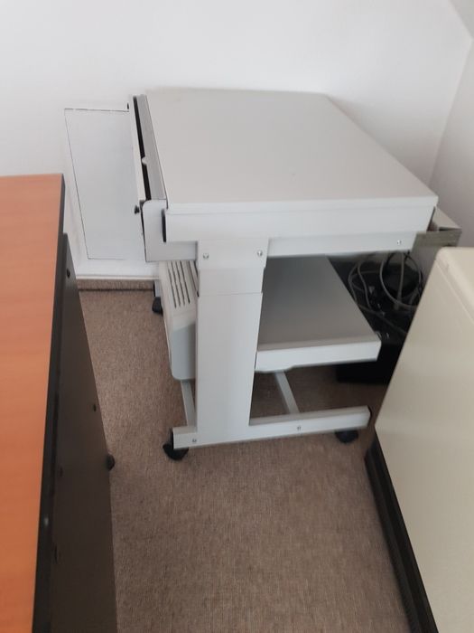 Sprzedam biurko metalowe z wysuwana pulka