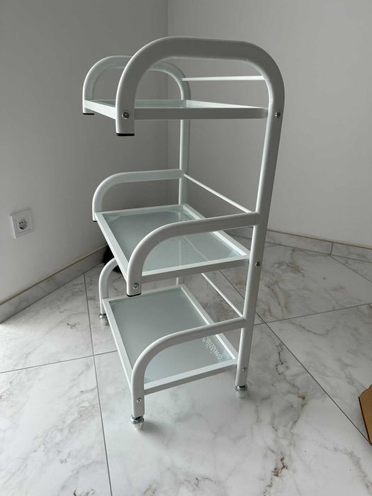 Професійний косметологічний столик з трьома скляними полицями