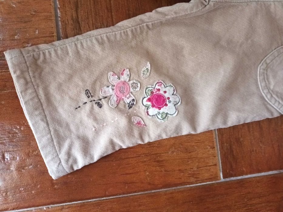 Calças bege com flores