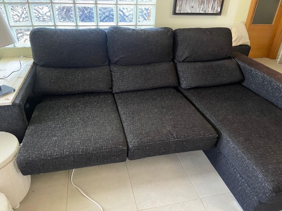 Sofá com chaise long e puff