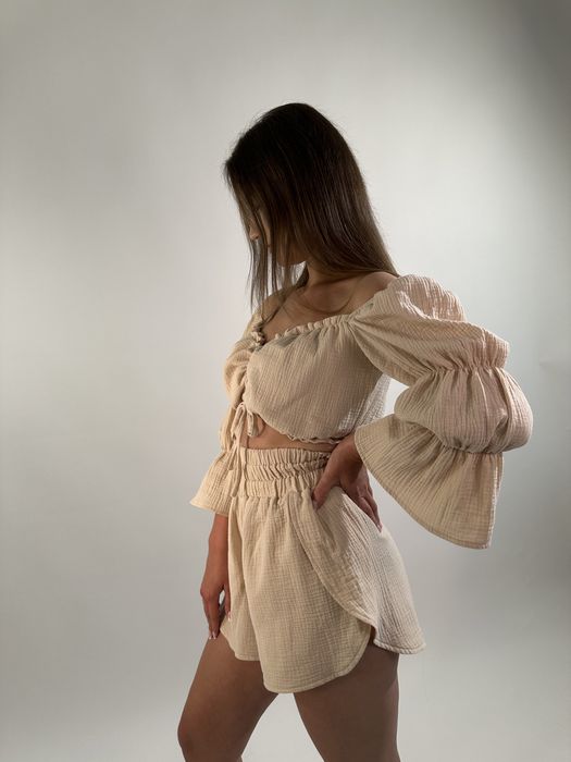 Beżowe krótkie spodenki muślinowe