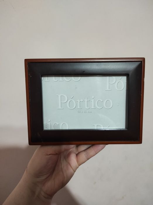 Album na zdjęcia w drewnianym pudełku.