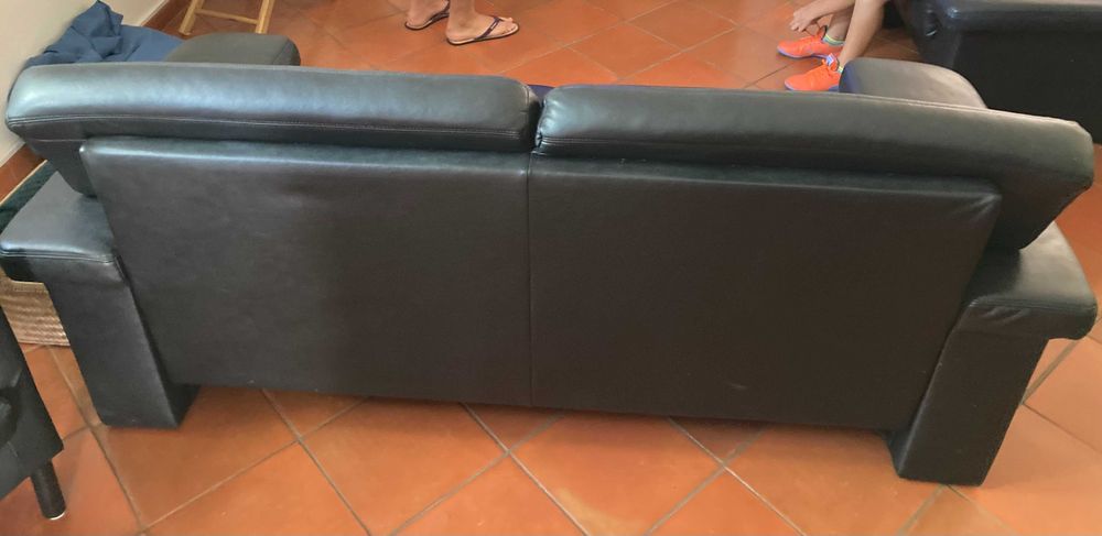Sofá em pele, preto, para 3 pessoas e cadeirão