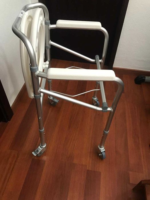 Cadeira de Duche/Sanitário Ortoger com Rodas