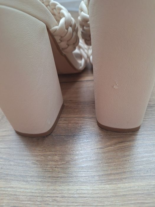 Klapki na słupku RAID 36 beżowe