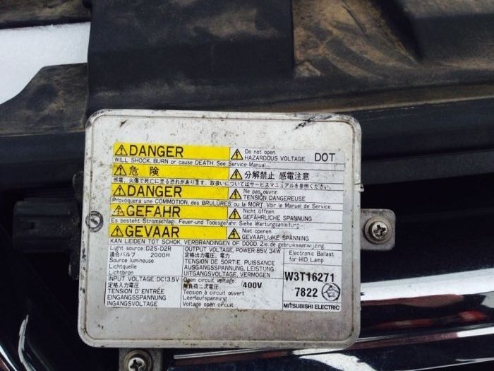 Блок ксенонів Міцубісі паджеро вагон Mitsubishi Pajero Wagon W3T19371