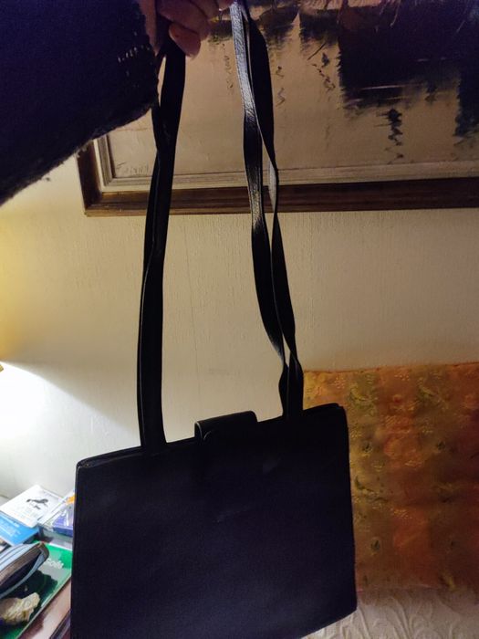 Mala de senhora preta em bom estado