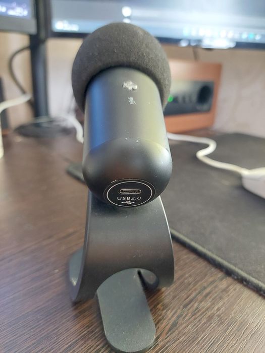 Микрофон на подставке