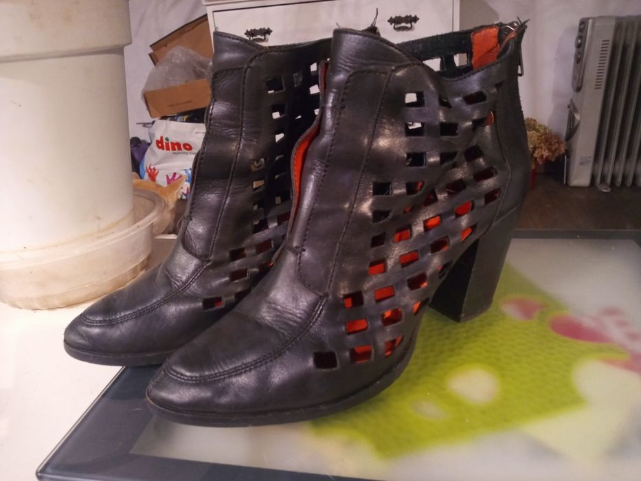 Czarne szkorzane botki 39