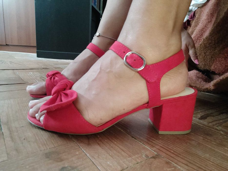 Sandálias vermelhas de veludo NR 39