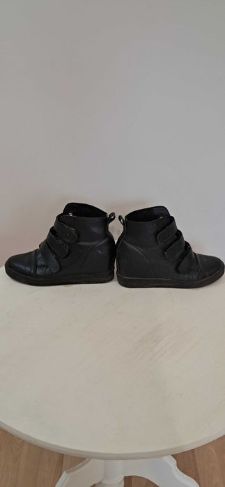 Czarne sneakersy na koturnie – r. 38 – botki na rzepy