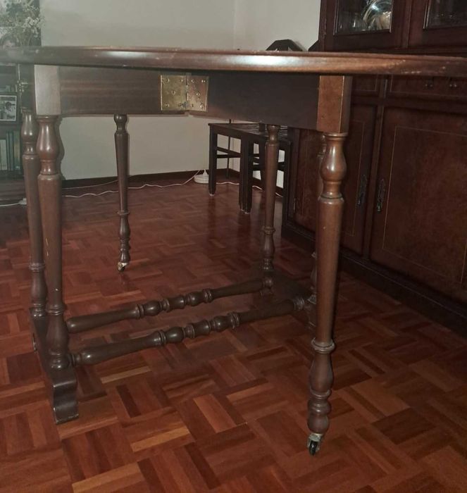 Mesa de madeira (jantar) com abas e 2 gavetas