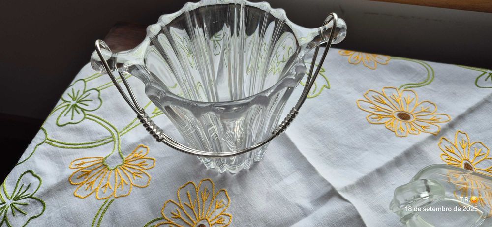 Balde de gelo em vidro e tacinhas pequenas em forma de pato