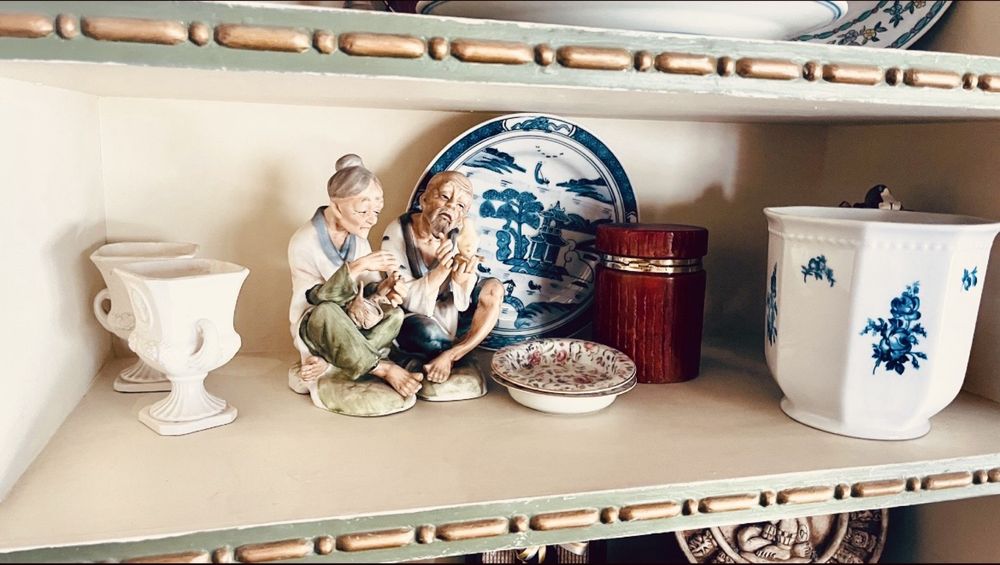 Jarras, porcelanas e bibelots decorativos de sala