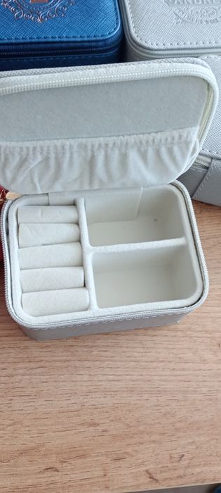 Skórzany futerał na biżuterię