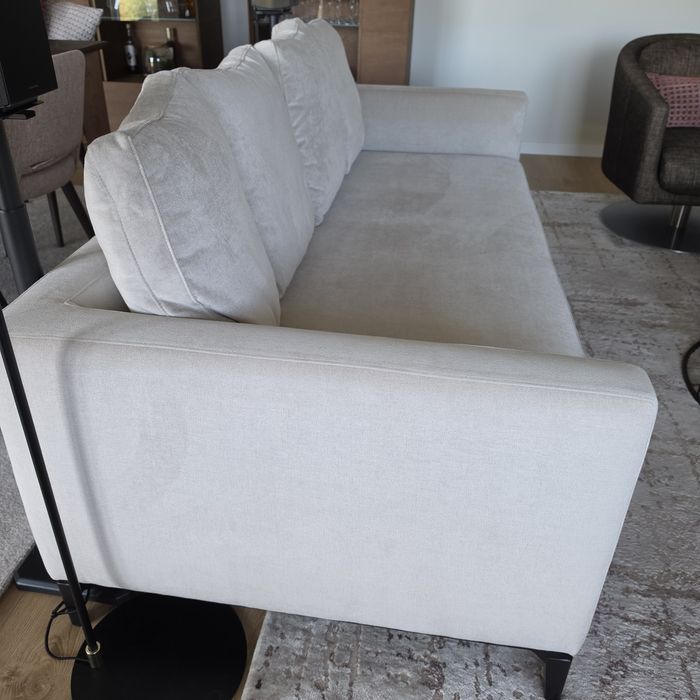 Sofá Moderno Bege/Creme (2m x 0,90cm) – Confortável e em Excelente Estado