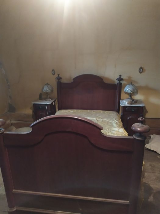 Venda de artigos usados, um móvel de sala, um roupeiro, duas camas em madeira antiga, uma em ferro, duas cómodas com pedra mármore e um aparador